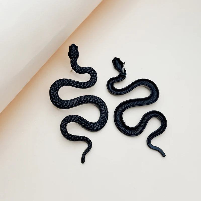Boucles d’oreilles Callidora noires en acier inoxydable, design serpent audacieux et mystérieux, bijou statement pour un look puissant.