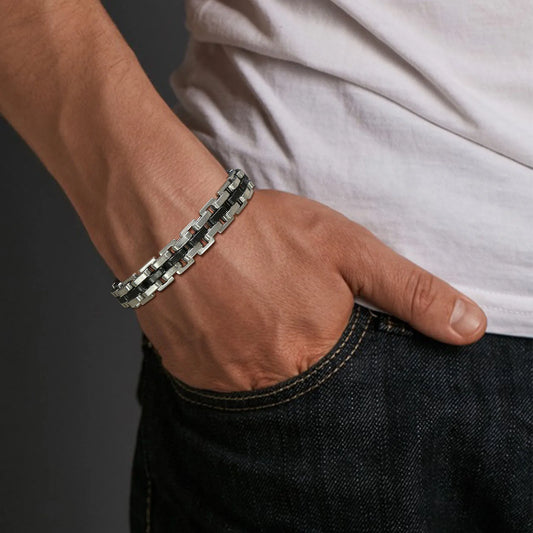 Bracelet homme Pégase en acier inoxydable argenté et noir, porté pour un look moderne et sophistiqué.