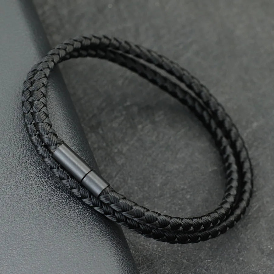 Bracelet homme Phobos en cuir noir, design robuste et intemporel avec un tressage élégant.