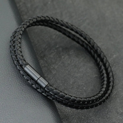 Bracelet homme Phobos en cuir noir, design robuste et intemporel avec un tressage élégant.