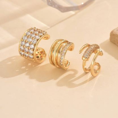 Zoom sur les boucles d’oreilles Thémis dorées – lot de 3 ear cuffs brillants en acier inoxydable.