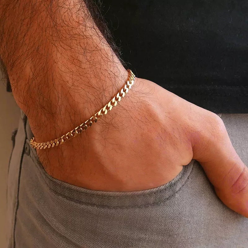 Bracelet homme Hypérion en acier inoxydable doré, avec maille gourmette fine de 3 mm, porté pour un style discret et élégant.