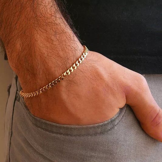 Bracelet homme Hypérion en acier inoxydable doré, avec maille gourmette fine de 3 mm, porté pour un style discret et élégant.