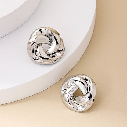 Boucles d’oreilles Arctia dorées et argentées, création originale en acier inoxydable avec un design noué volumineux.