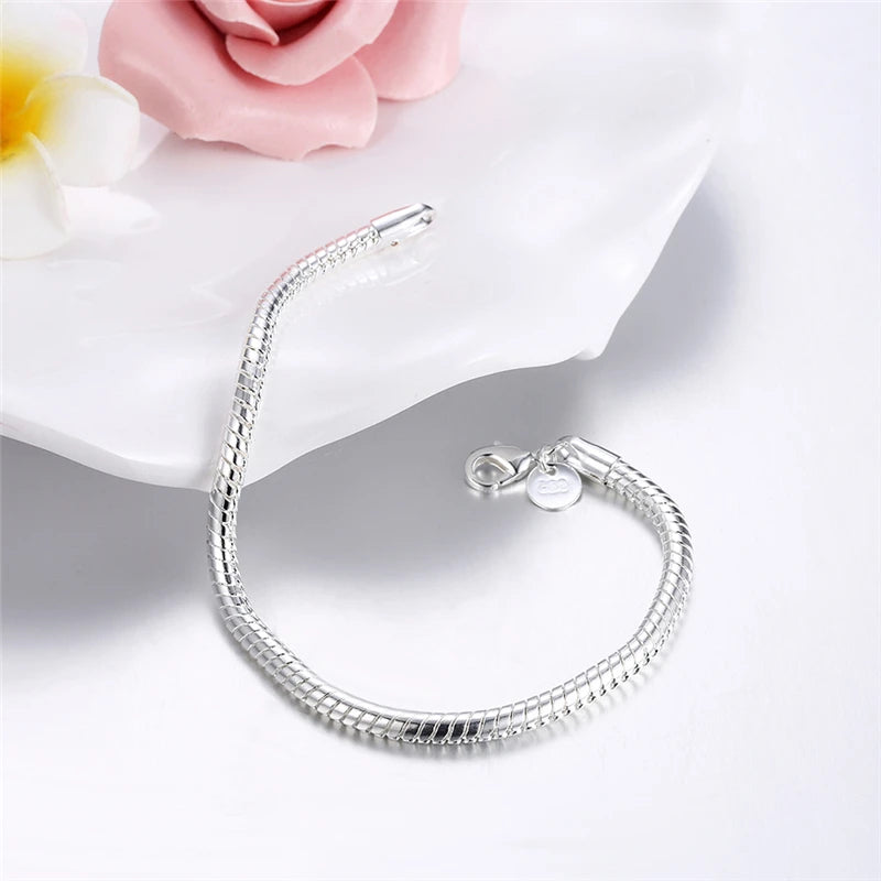 Bracelet Éclat Éternel argenté, bijou élégant avec une maille serpent raffinée et fluide.