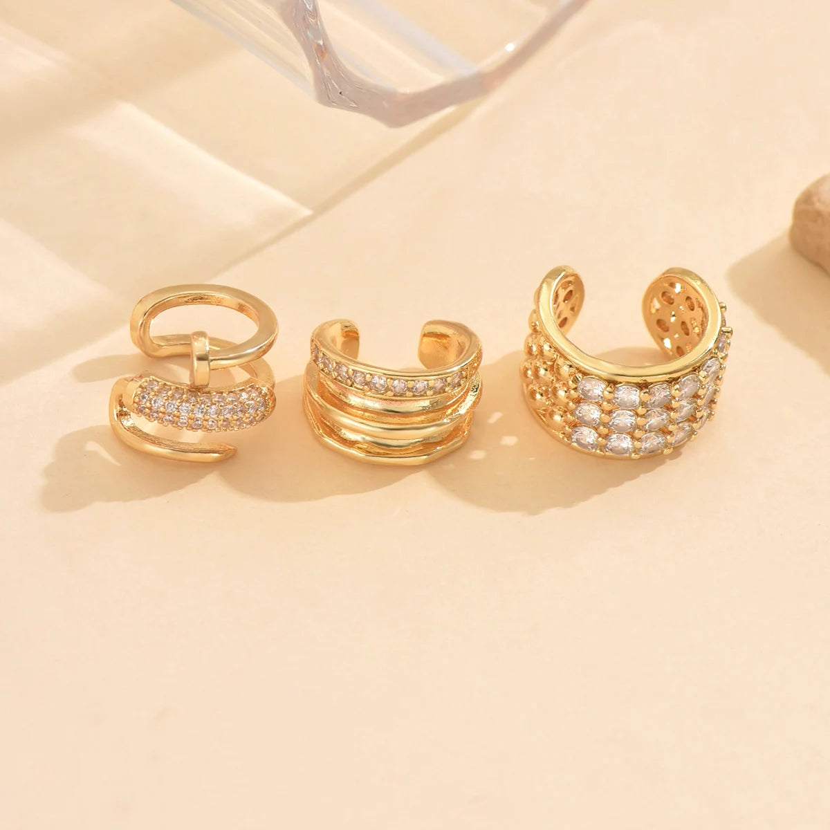 Lot de 3 boucles d’oreilles ear cuff dorées en acier inoxydable – design raffiné avec petits brillants.