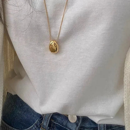 Collier Hélène doré, bijou sophistiqué avec pendentif goutte d’eau, idéal pour une touche d’élégance subtile.
