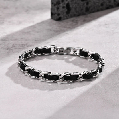 Bracelet Éole en acier inoxydable et cuir noir, contraste élégant entre modernité et authenticité.