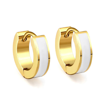 Boucles d’oreilles Callisto en acier inoxydable doré, avec insert blanc, offrant un style minimaliste et raffiné.