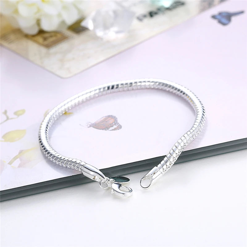 Bracelet femme Éclat Éternel en acier inoxydable argenté, accessoire chic et minimaliste au design sophistiqué.