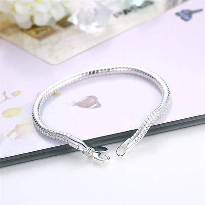 Bracelet femme Éclat Éternel en acier inoxydable argenté, accessoire chic et minimaliste au design sophistiqué.