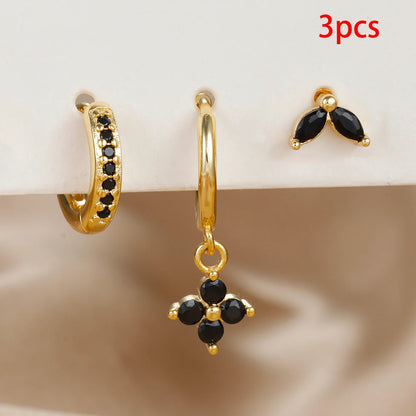Paire de boucles d’oreilles Cléophée dorées avec strass noirs, élégantes et intemporelles.