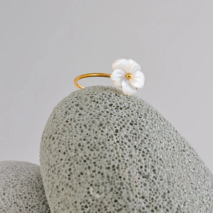Bague femme Eurynome en acier inoxydable doré, bijou minimaliste et élégant avec un design poétique et intemporel.