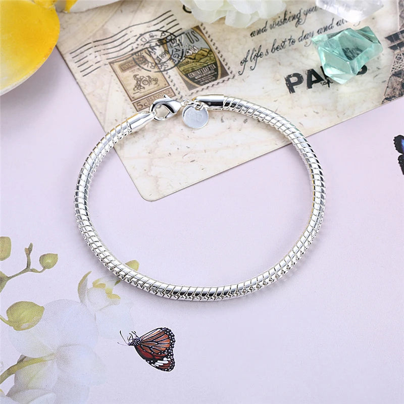 Zoom sur le bracelet Éclat Éternel argenté, mettant en valeur sa texture délicate et son éclat subtil.