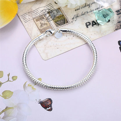 Zoom sur le bracelet Éclat Éternel argenté, mettant en valeur sa texture délicate et son éclat subtil.