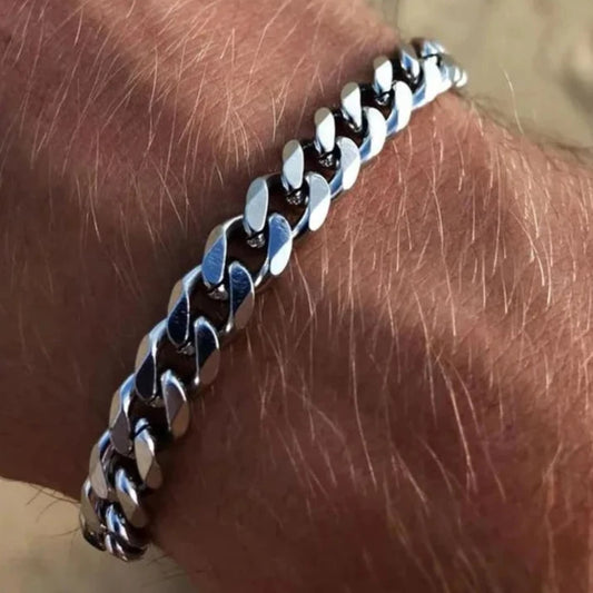 Bracelet homme Titan en acier inoxydable argenté, maille gourmette large de 9 mm, porté pour un style puissant et raffiné.