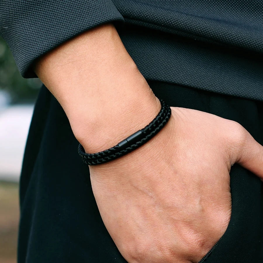 Bracelet homme Phobos en cuir noir tressé, double tour, porté pour un style masculin puissant et raffiné.