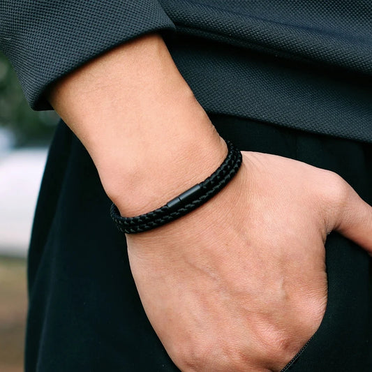 Bracelet homme Phobos en cuir noir tressé, double tour, porté pour un style masculin puissant et raffiné.