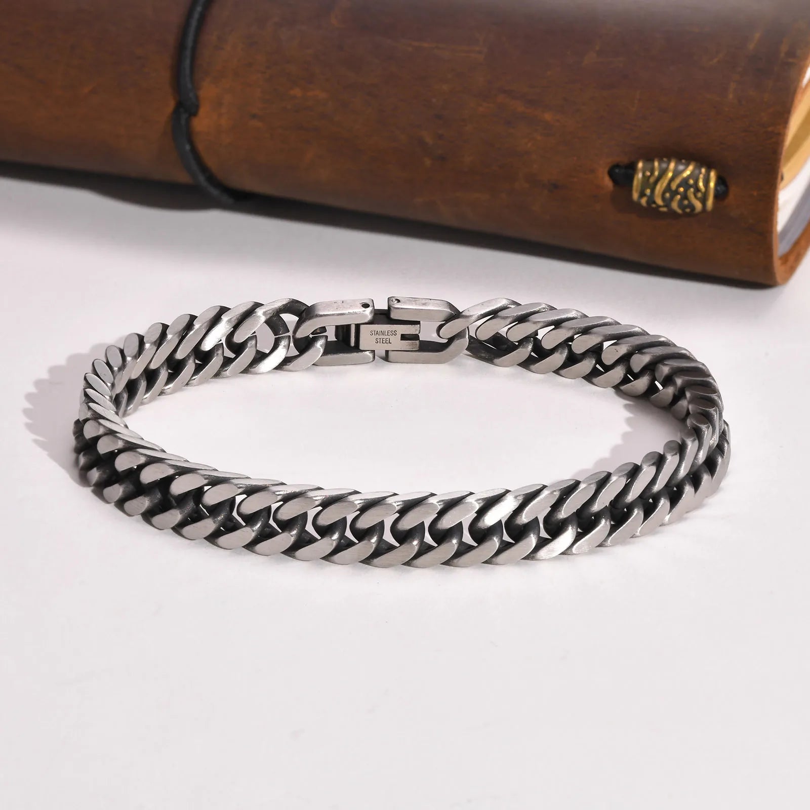 Bracelet homme Thanatos en acier inoxydable argenté mat, bijou intemporel à la maille gourmette masculine.