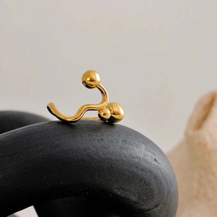 Bague Séléné dorée, accessoire chic et épuré avec perles, parfait pour un look moderne et raffiné.