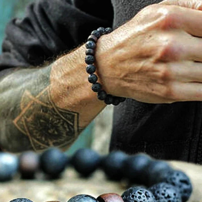 Bracelet homme Prométhée en perles de lave noires, bijou brut et authentique porté pour un style puissant et intemporel.