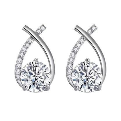 Boucles d’oreilles Chrysaor argentées en acier inoxydable, bijou chic et moderne avec un ornement central scintillant.