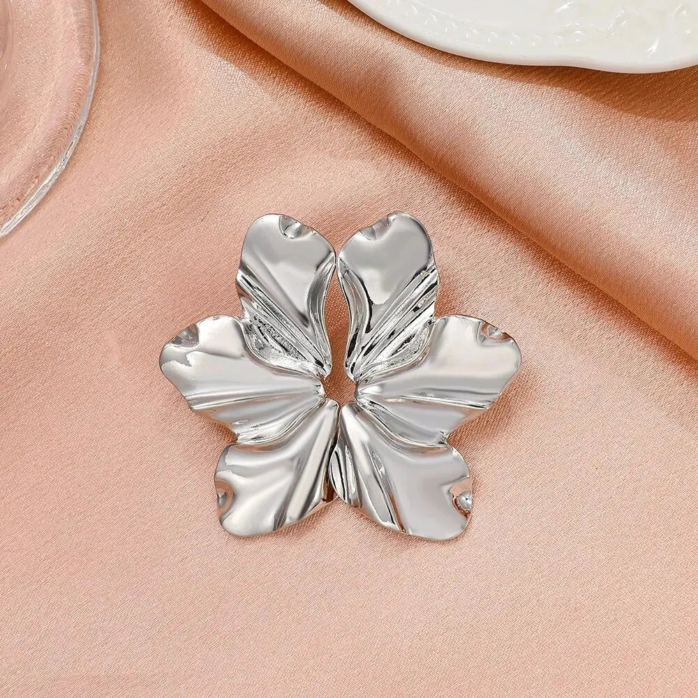 Boucles d’oreilles Calissa argentées, design original demi-fleur en acier inoxydable, parfait pour un look chic et lumineux.