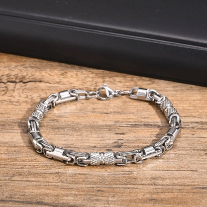 Bracelet homme Xanthos argenté en acier inoxydable, bijou élégant au design original et sophistiqué.