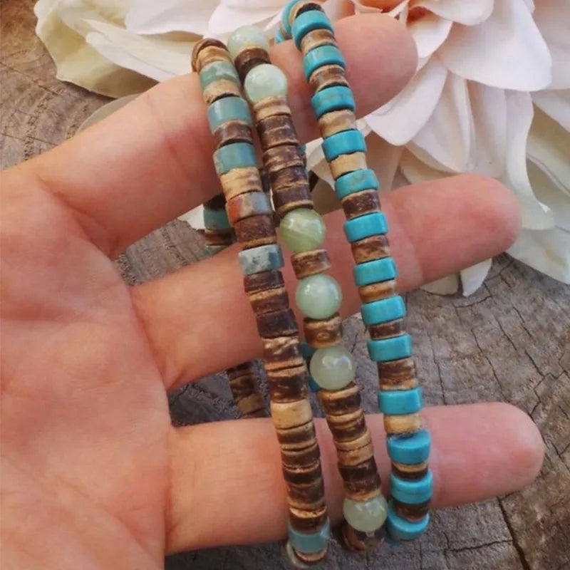 Lot de trois bracelets Déméter en pierre naturelle marron et verte, accessoires masculins élégants et authentiques.