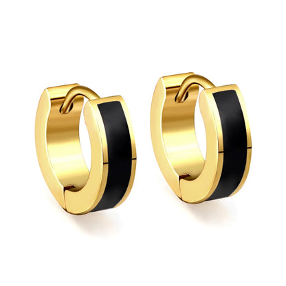 Boucles d’oreilles Callisto dorées avec un insert noir, design épais et structuré pour une touche sophistiquée.