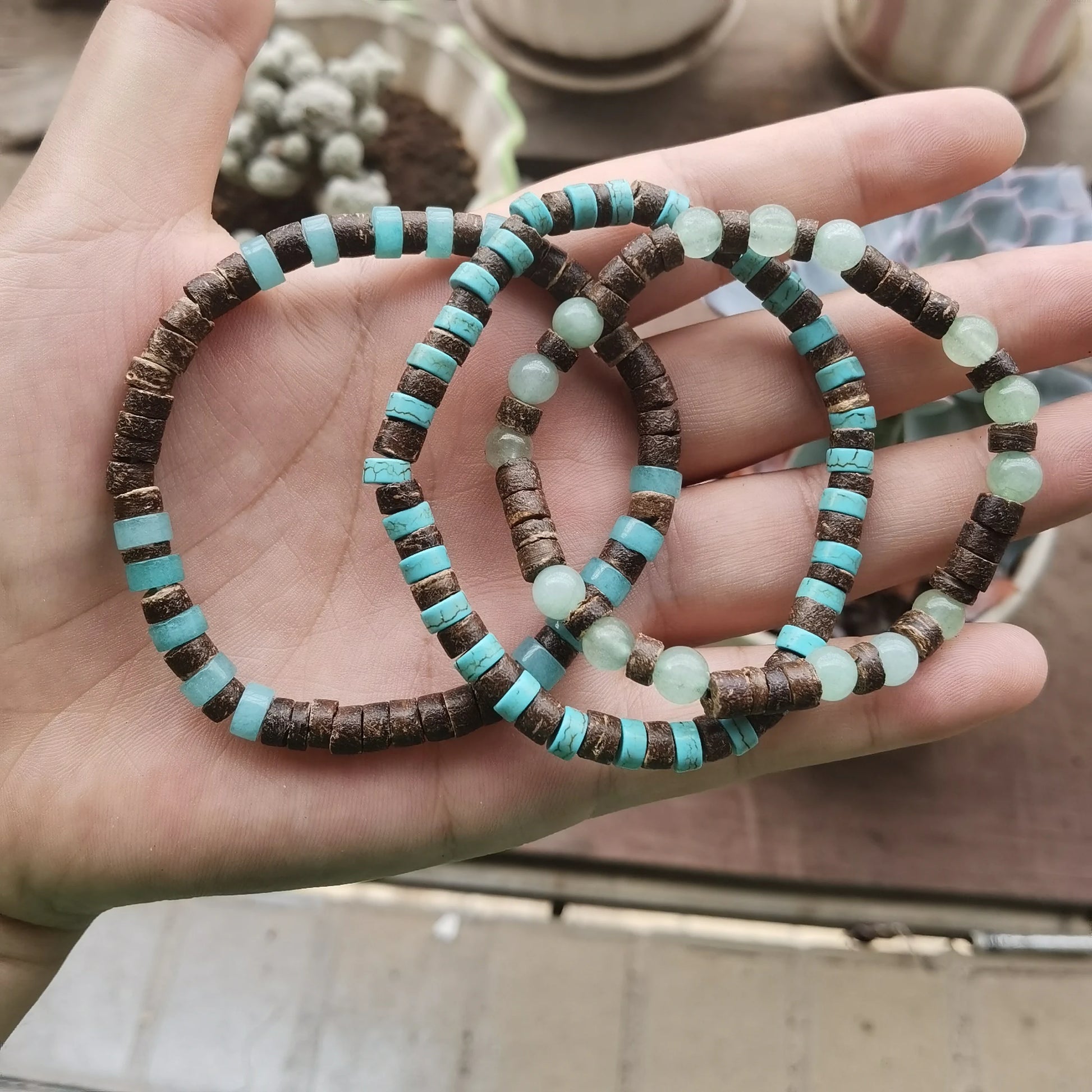 Bracelet homme Déméter en pierre naturelle, accessoire raffiné aux nuances profondes et naturelles.