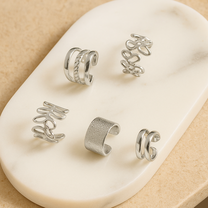 Coffret de 5 earcuffs argentés – boucles d’oreilles sans perçage élégantes en acier inoxydable posées sur marbre chic