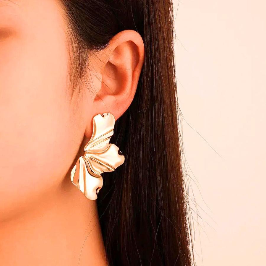 Boucles d’oreilles Calissa en acier inoxydable doré, design demi-fleur raffiné et structuré, porté pour un style sophistiqué et féminin.