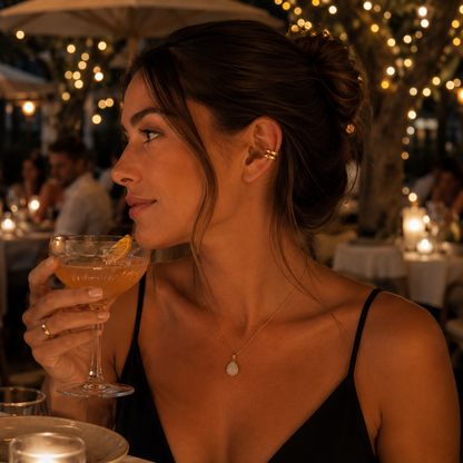 Femme portant un ear cuff Duo Élégance doré sans perçage lors d'une soirée
