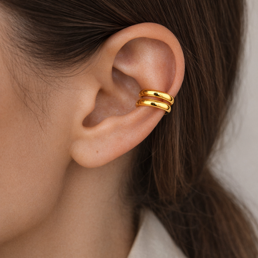 Paire d'ear cuffs Duo Élégance dorés sans perçage portés sur l'oreille