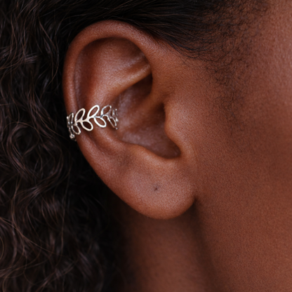 Ear cuff Feuille Élégante argenté sans perçage porté sur l'oreille