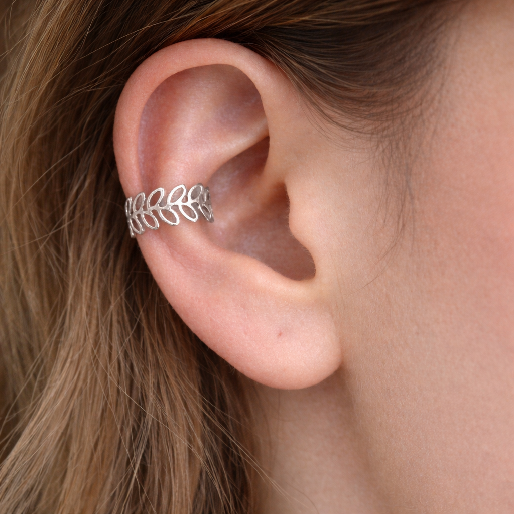 Ear cuff Feuille Élégante argenté sans perçage porté sur l'oreille
