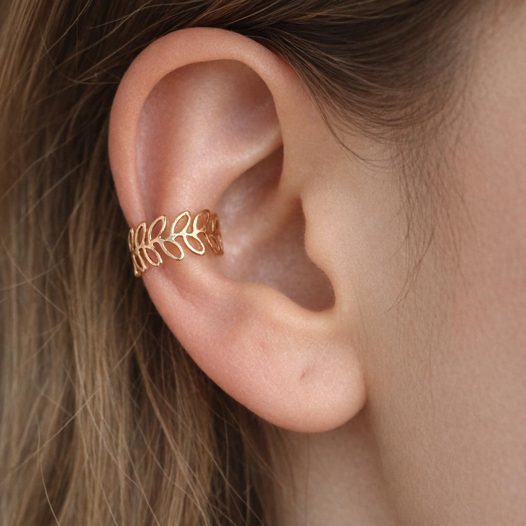 Ear cuff Feuille Élégante doré sans perçage porté sur l'oreille