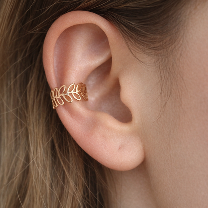 Ear cuff Feuille Élégante doré sans perçage porté sur l'oreille