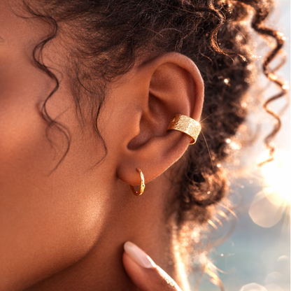 Ear cuff Signature Chic doré sans perçage porté sur l'oreille
