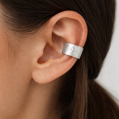 Ear cuff Signature Chic argenté sans perçage porté sur l'oreille
