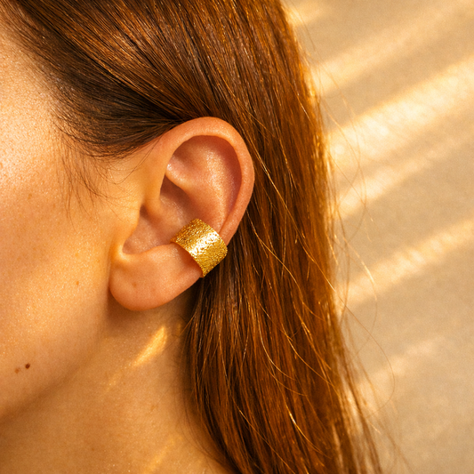 Ear cuff Signature Chic doré sans perçage porté sur l'oreille