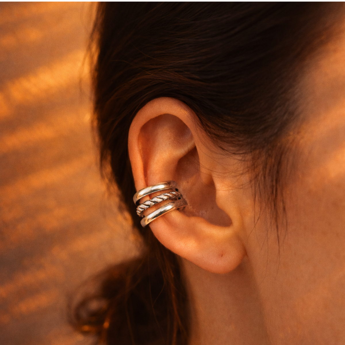 Paire d'ear cuffs Trio Harmonie argentés sans perçage portés sur l'oreille