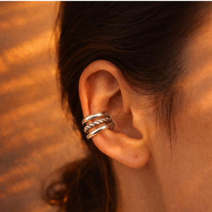 Paire d'ear cuffs Trio Harmonie argentés sans perçage portés sur l'oreille
