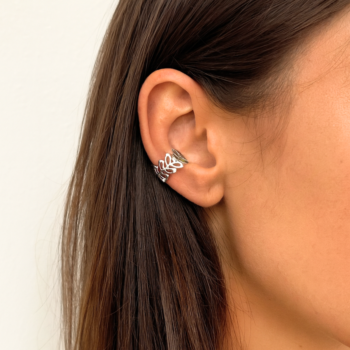 earcuff argenté pour femme porté à l’oreille, bijou raffiné sans trou en acier inoxydable