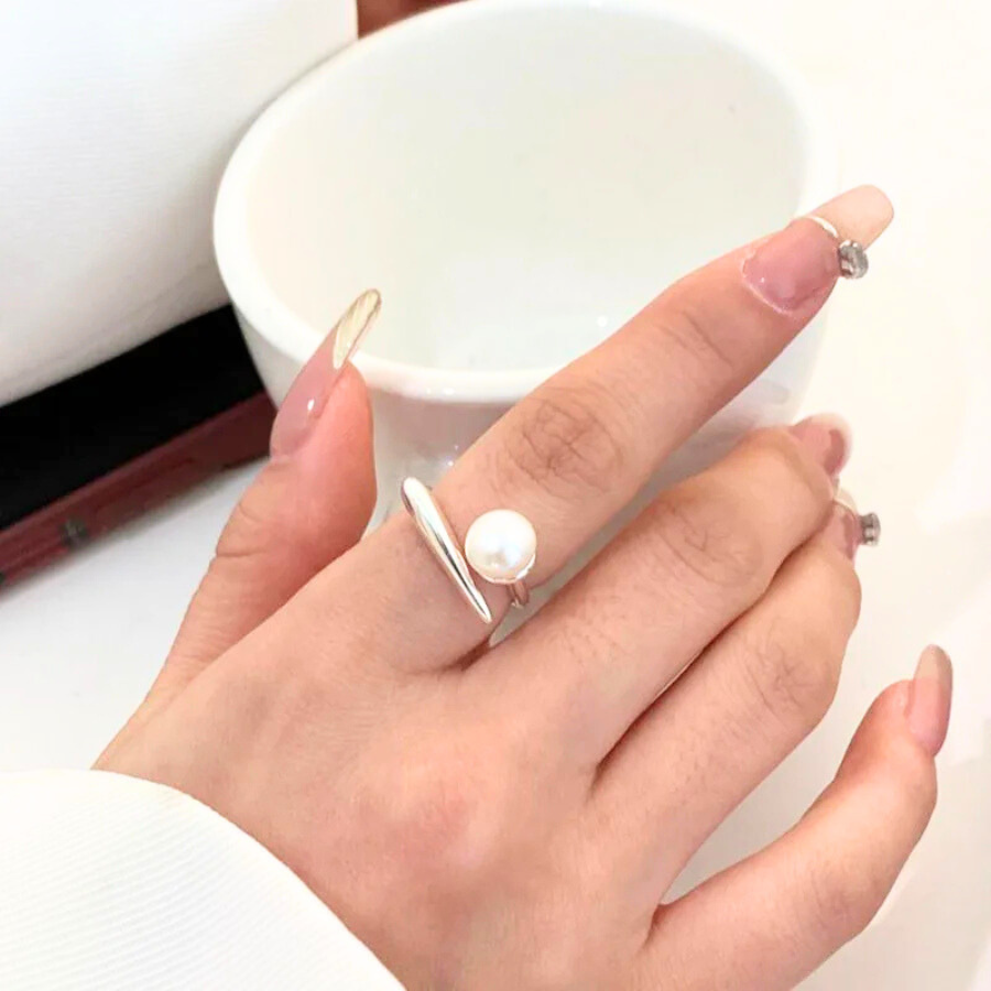 Bague femme Léto en acier inoxydable argenté, bijou ajustable orné d’une grosse perle lumineuse, portée pour un style élégant et raffiné.
