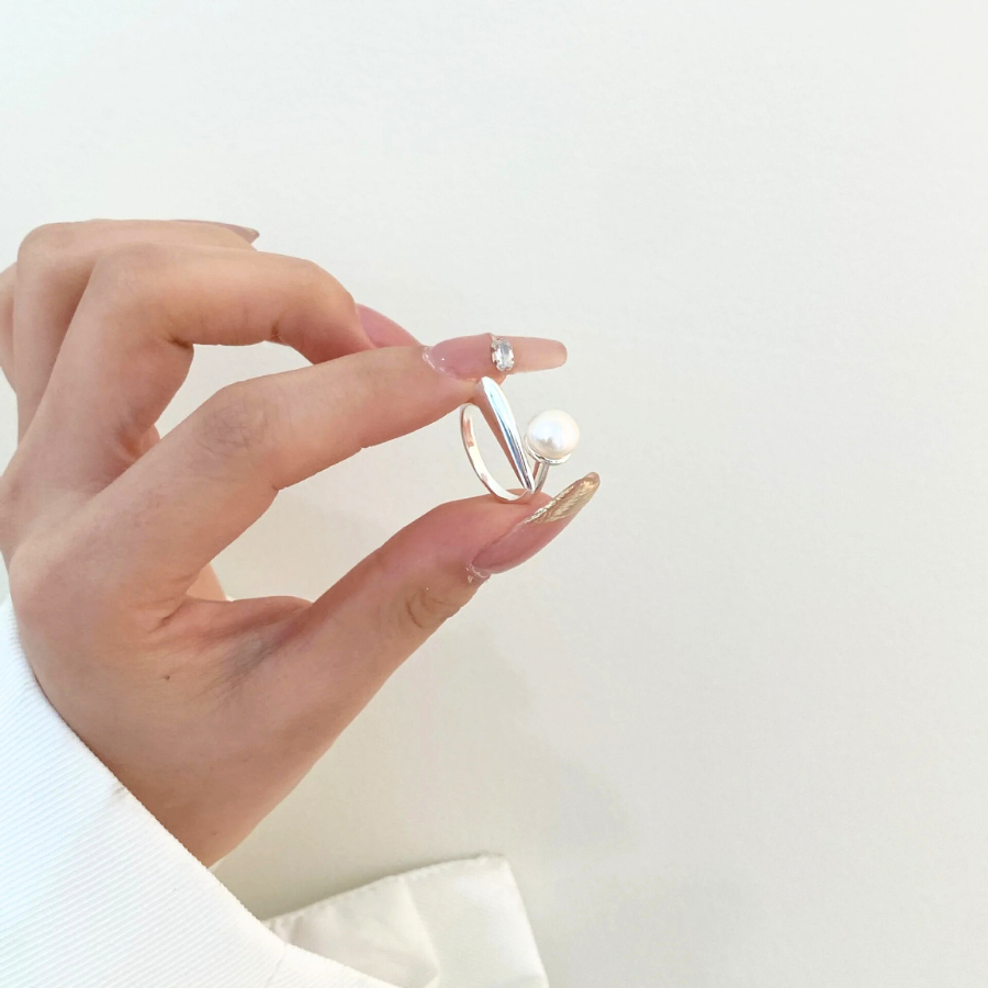 Bague femme Léto en acier inoxydable argenté, bijou élégant et ajustable avec perle lumineuse.