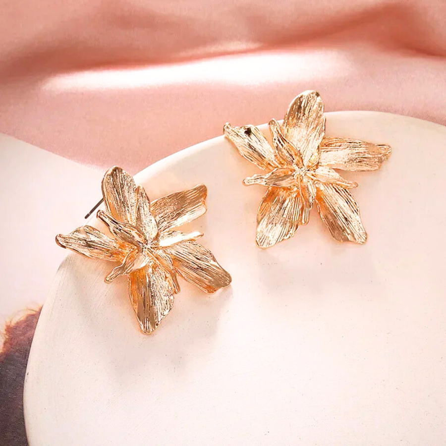 Boucles d’oreilles Apollonia dorées, accessoire sophistiqué et original, parfait pour sublimer le visage avec éclat.