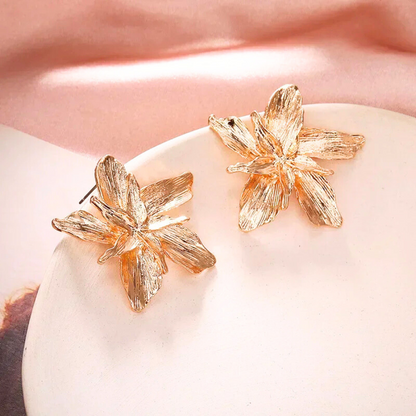 Boucles d’oreilles Apollonia dorées, accessoire sophistiqué et original, parfait pour sublimer le visage avec éclat.
