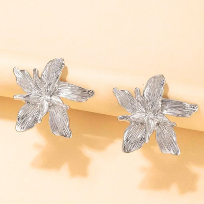 Boucles d’oreilles Apollonia en acier inoxydable argenté, bijou minimaliste et féminin, idéal pour une touche d’élégance et de modernité.